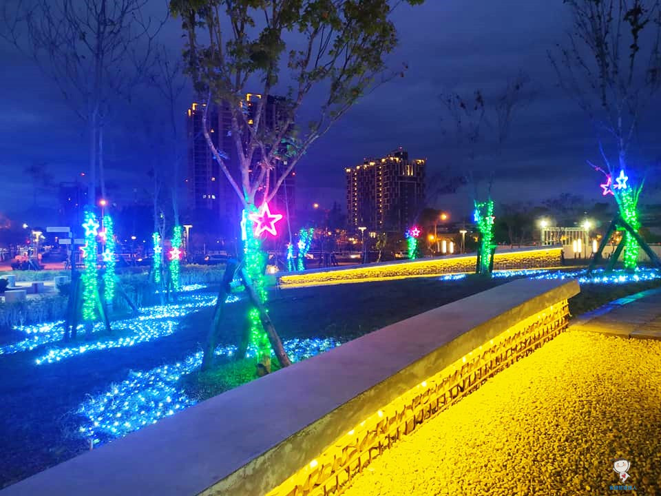 湧泉公園｜台中火車站附近新景點,白天夜晚都很美