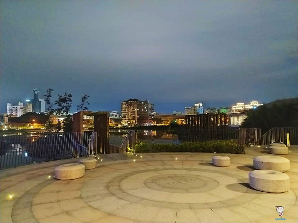 湧泉公園｜台中火車站附近新景點,白天夜晚都很美
