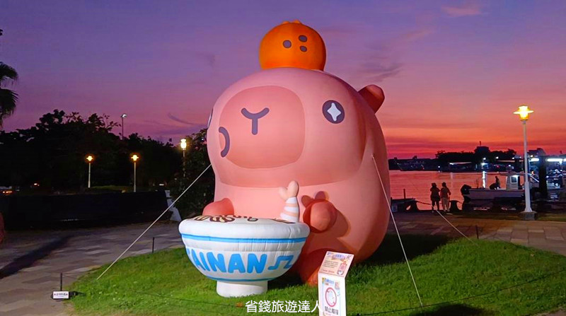 台南安平｜12米巨無霸卡比胖拉降臨漁人碼頭!晚上還有燈光秀