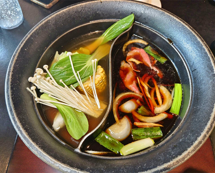 台中漢口路美食|牛比蔥壽喜燒吃到飽$488起,還有壽星優惠 牛比蔥壽喜燒漢口店