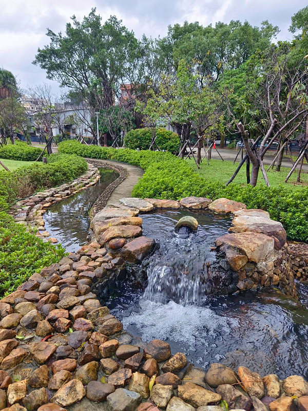 新北金山|免費泡黃金湯的好去處:中山溫泉公園&磺港公共浴池 中山溫泉公園