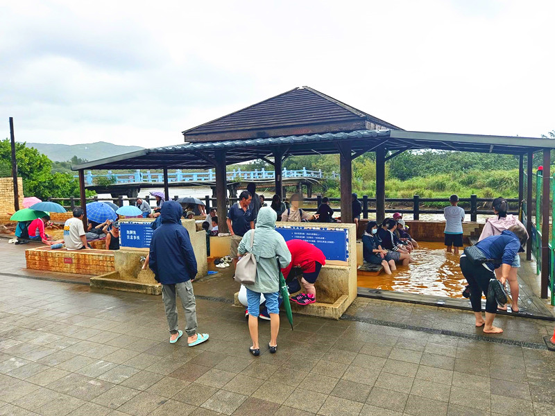 新北金山|免費泡黃金湯的好去處:中山溫泉公園&磺港公共浴池 磺港溫泉公共浴池