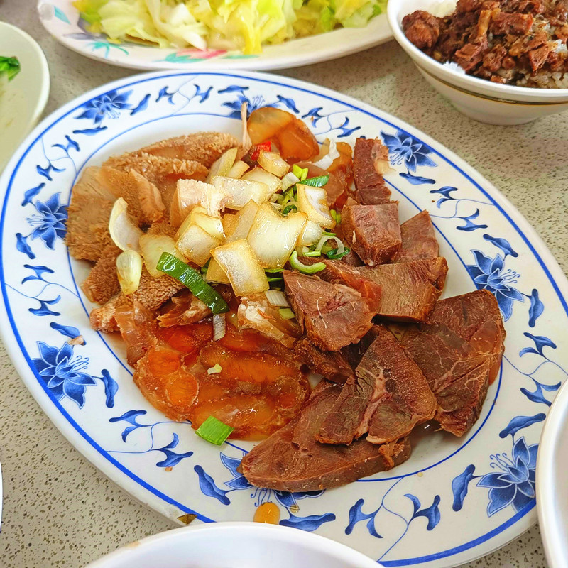 台南美食|旗哥牛肉湯,免費肉燥飯俗又大碗,附設停車場免煩惱 旗哥牛肉湯