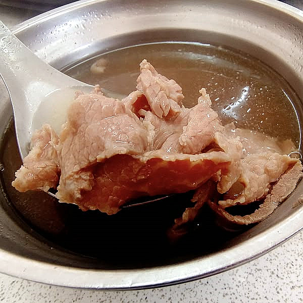 台南美食|旗哥牛肉湯,免費肉燥飯俗又大碗,附設停車場免煩惱 旗哥牛肉湯