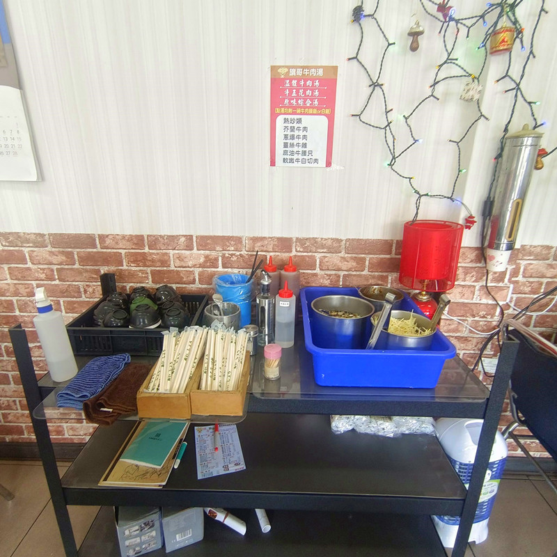 台南美食|旗哥牛肉湯,免費肉燥飯俗又大碗,附設停車場免煩惱 旗哥牛肉湯