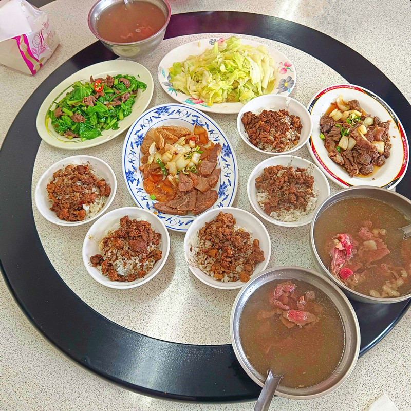 台南美食|旗哥牛肉湯,免費肉燥飯俗又大碗,附設停車場免煩惱 旗哥牛肉湯