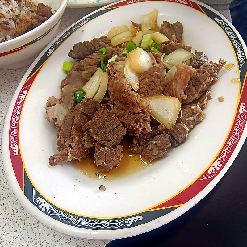 台南美食|旗哥牛肉湯,免費肉燥飯俗又大碗,附設停車場免煩惱 旗哥牛肉湯