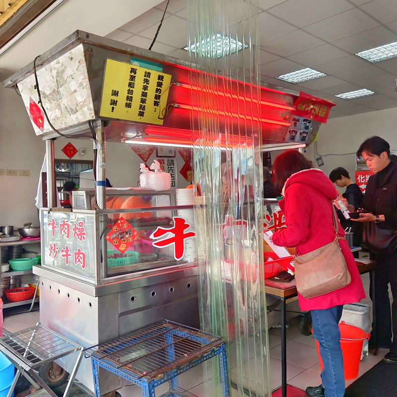 台南美食|旗哥牛肉湯,免費肉燥飯俗又大碗,附設停車場免煩惱 旗哥牛肉湯