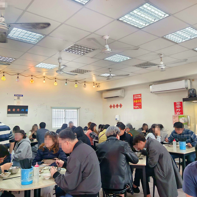 台南美食|旗哥牛肉湯,免費肉燥飯俗又大碗,附設停車場免煩惱 旗哥牛肉湯