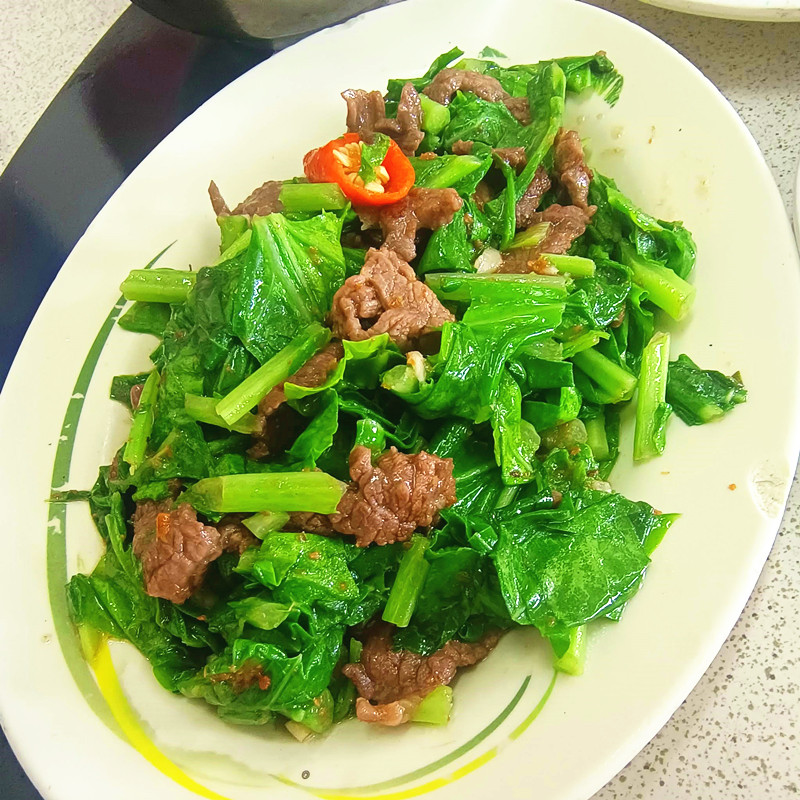 台南美食|旗哥牛肉湯,免費肉燥飯俗又大碗,附設停車場免煩惱 旗哥牛肉湯