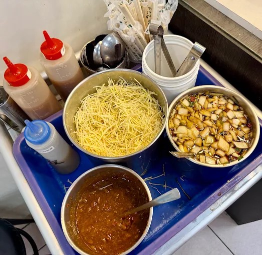 台南美食|旗哥牛肉湯,免費肉燥飯俗又大碗,附設停車場免煩惱 旗哥牛肉湯