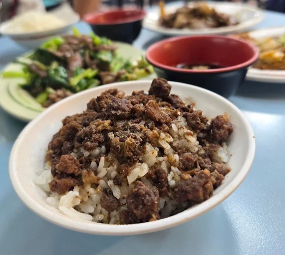 台南美食|旗哥牛肉湯,免費肉燥飯俗又大碗,附設停車場免煩惱 旗哥牛肉湯