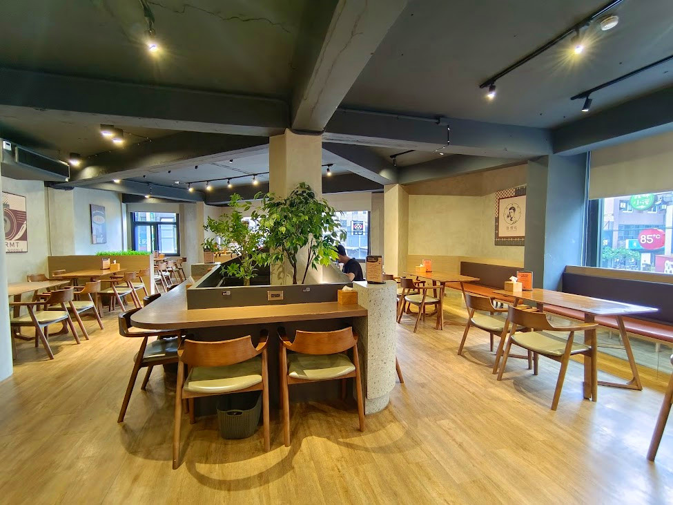 發愣吃VARMT健行店