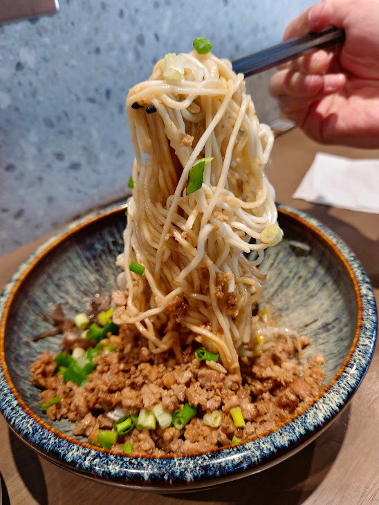 發愣吃VARMT健行店