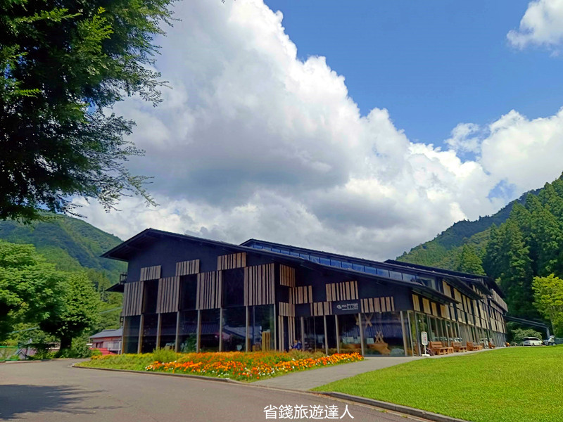 日本四國景點｜雲之上圖書館,走進雲端書海,探訪最美木造圖書館!